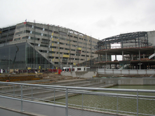 Place nautique et chantier du centre commercial de Confluence et de l'Hôtel-de-Région.