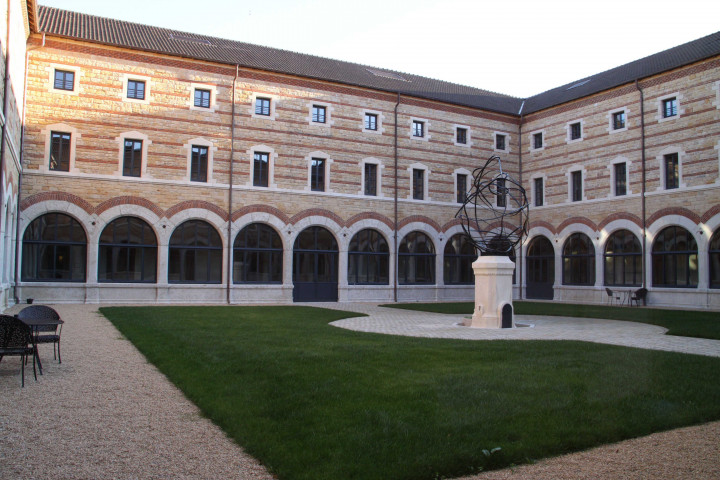 Cour intérieure.