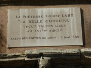 2 place de l'Hôpital, plaque en mémoire de Louise Labé, poétesse, fronton.