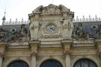 Détail de la façade sur la place de la Bourse.
