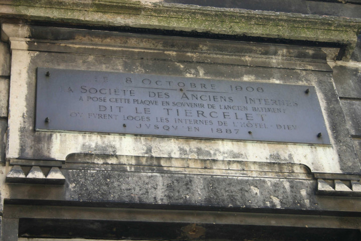 Hôpital de l'Hôtel-Dieu, intérieur du Grand-Dôme, plaques en mémoire de personnalités lyonnaises et de l'histoire du lieu, extérieur.