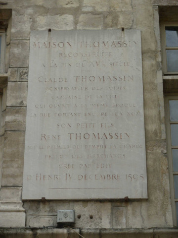 2 place du Change, plaque de la Maison Thomassin.