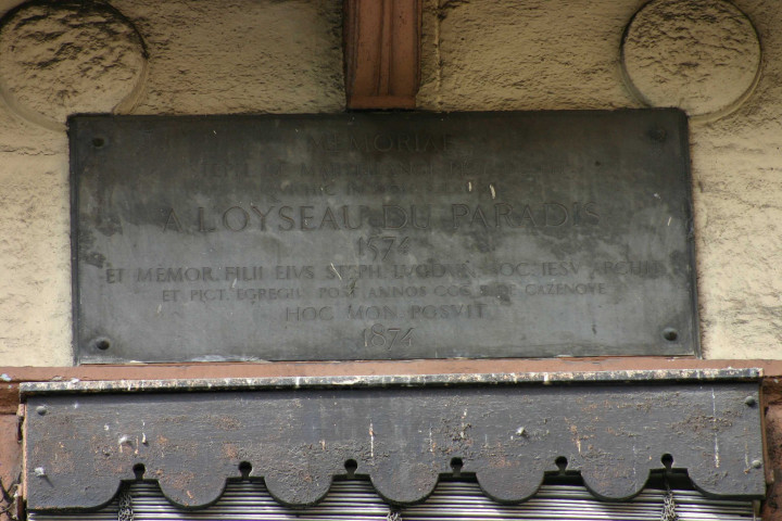2 place Meissonnier, plaque en mémoire d'Etienne Martellange (peintre), de son atelier l'oyseau du paradis et de son fils Etienne Martellange (architecte).