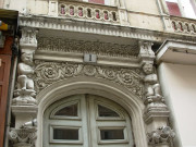 1 rue Ferrandière, détails des bas-reliefs.