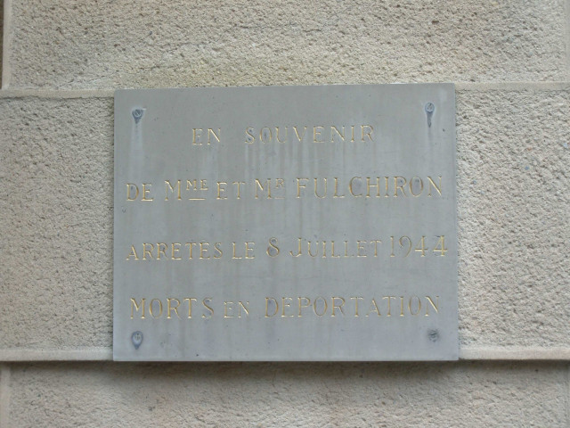 43 rue Charles-Richard, plaque en mémoire de Mme et M. Fulchiron.