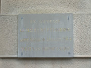 43 rue Charles-Richard, plaque en mémoire de Mme et M. Fulchiron.