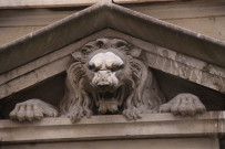 Groupe scolaire Robert-Doisneau, sculpture de lion au-dessus de la porte d'entrée.