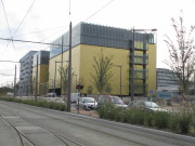 Vue sur le bâtiment.