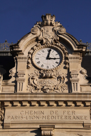 Détail de la façade, horloge.