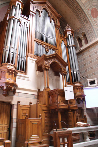 Vue de la chaire et de l'orgue.