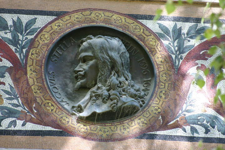 Palais Saint-Pierre, cour intérieure, médaillon à l'effigie de Jacques Stella.