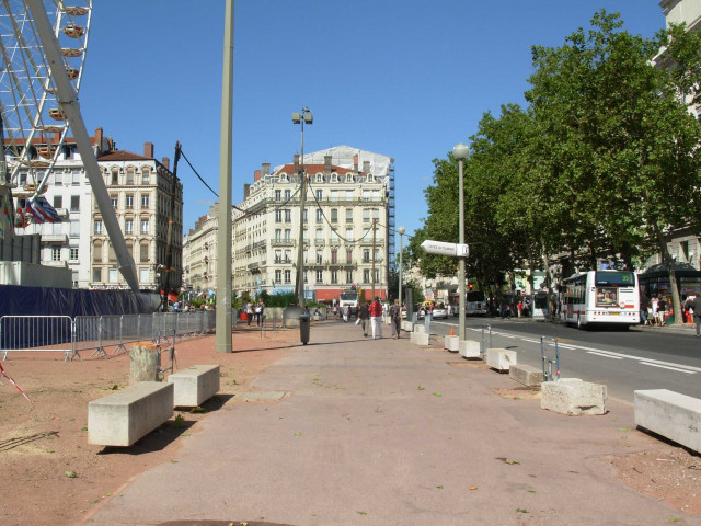 Place Bellecour, abattage des arbres des chaussée nord et est.