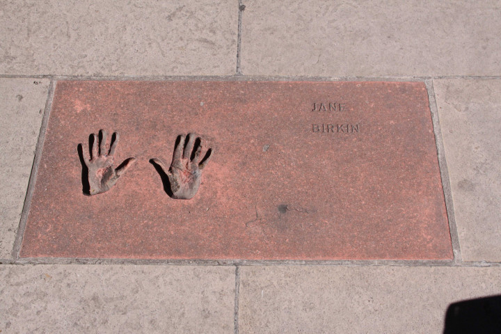 Empreintes de Jane Birkin devant la Médiathèque.