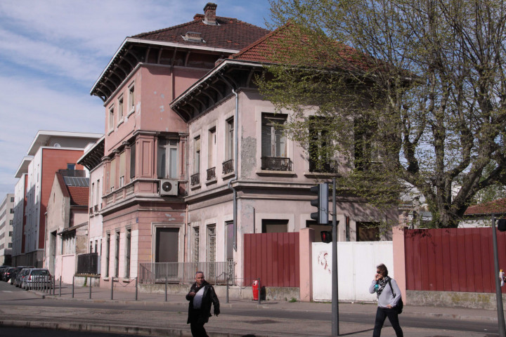 Au numéro 79 du cours Vitton, service voirie du Grand-Lyon.