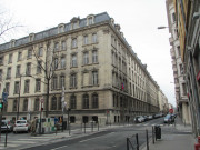 60 rue de Sèze, à l'angle de la rue Garibaldi.
