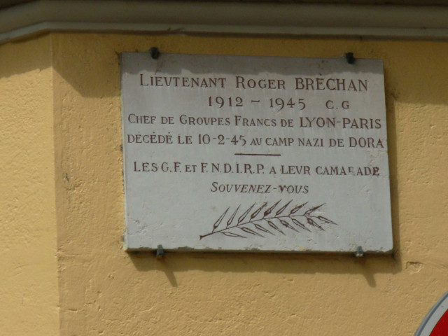 Angle de la rue Roger-Brechan et de la rue du Dauphiné, plaque en mémoire du lieutenant Roger Brechan.