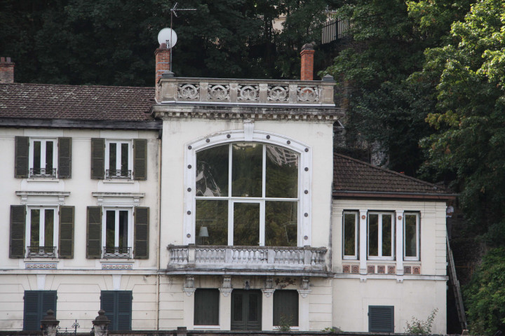 47 quai Clémenceau.