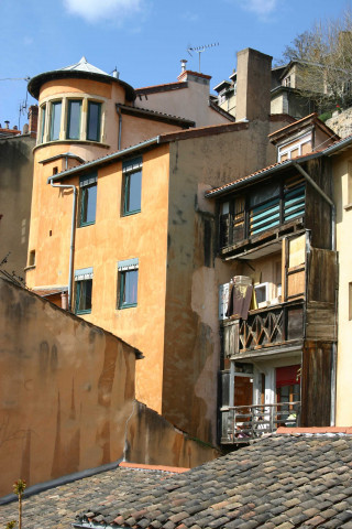 Vue du 10 rue Saint-Georges, galeries à pans de bois.