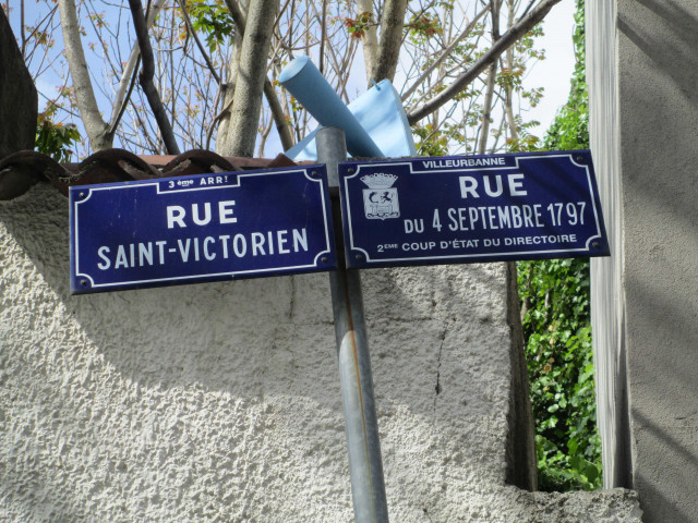 Plaques de rues à la limite Lyon-Villeurbanne.