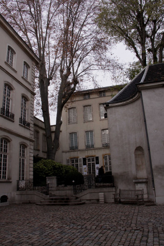 Cour, entrée.