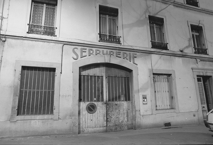 Entrée d'une boutique de serrurerie.