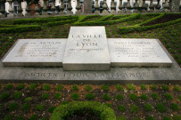 Monument aux morts, plaque en mémoire de André Lassagne.