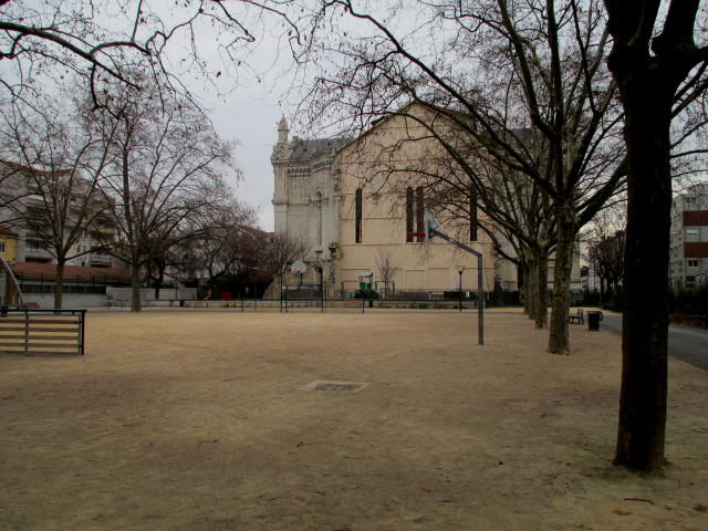 Vue sur le parc et l'église du Sacré-Cœur.