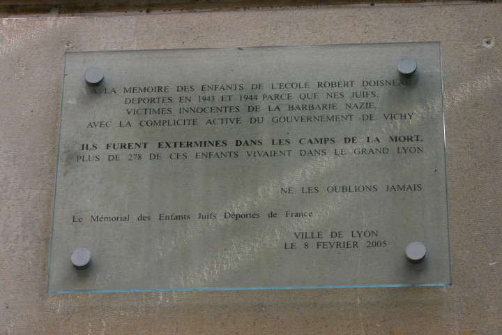 Groupe scolaire Robert-Doisneau, plaque commémorative en mémoire des enfants victimes de la barbarie nazie.