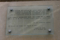 Groupe scolaire Robert-Doisneau, plaque commémorative en mémoire des enfants victimes de la barbarie nazie.