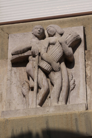 49 avenue Berthelot, bas relief de Tajana.