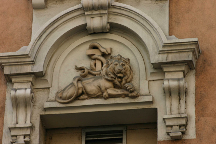 10 rue de Sévigné, centre de soin, bas-relief.