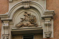 10 rue de Sévigné, centre de soin, bas-relief.