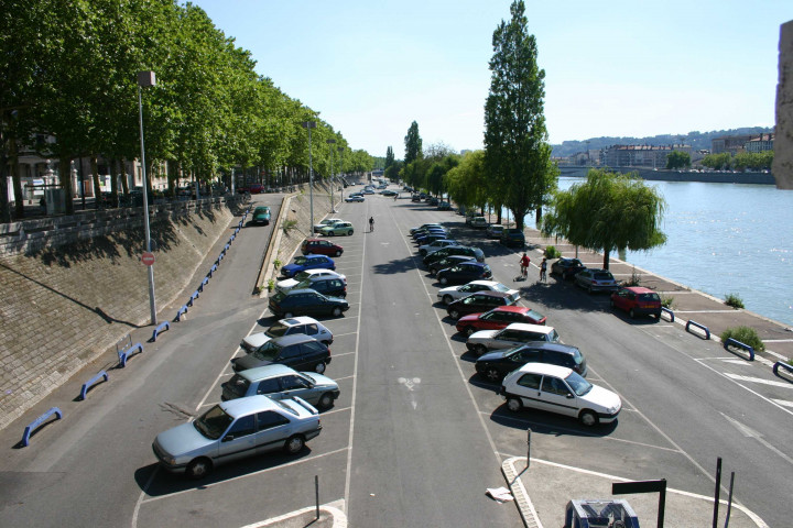 Parking en direction sud vers les facultés et l'hôpital Saint-Luc.