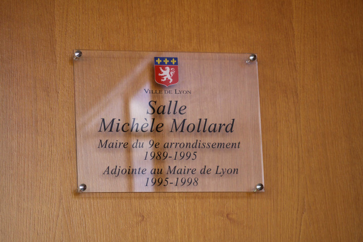 Mairie du 9e arrondissement, Marianne salle des mariages et plaque Michèle Mollard (maire du 9e arrondissement, adjointe au maire de Lyon).