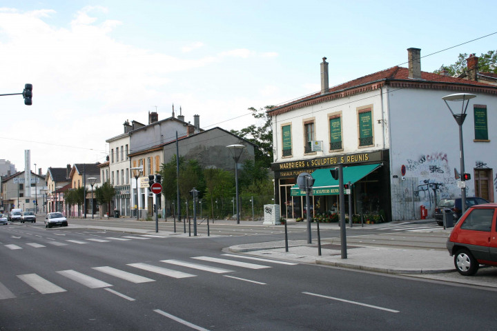 Arrêt de tramway proche du cimetière de la Guillotière.