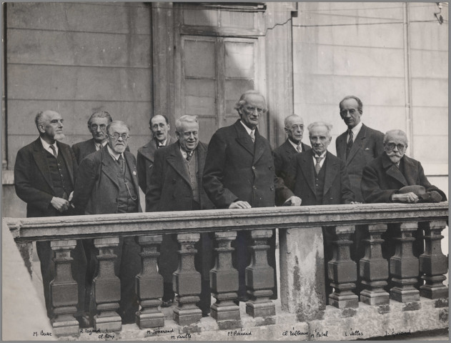 [Académie de Lyon : photo de groupe sur la terrasse après la réception du Professeur Auguste Piccard].