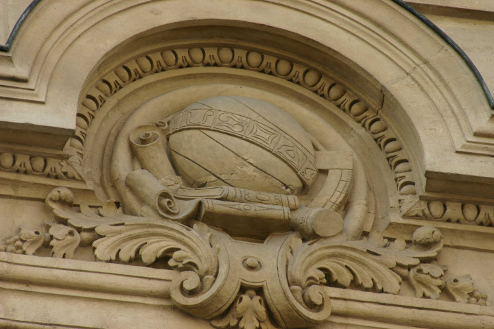 Détail de la façade sur la place de la Bourse.