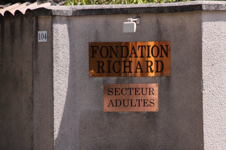 104 rue Laennec, Fondation Richard, entrée.