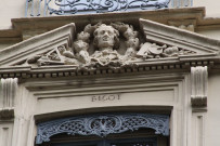 7 place d'Helvétie et rue Malesherbes, détail sur la façade, Bigot.