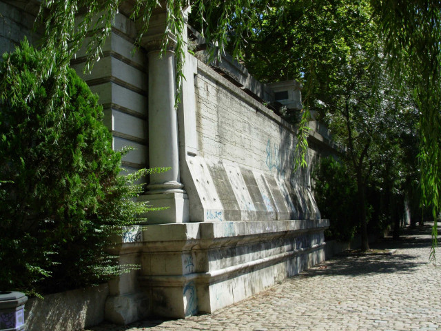 Culée de l'ancien pont d'Ainay.