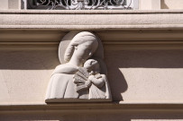 44 rue de la Claire, haut-relief de façade.