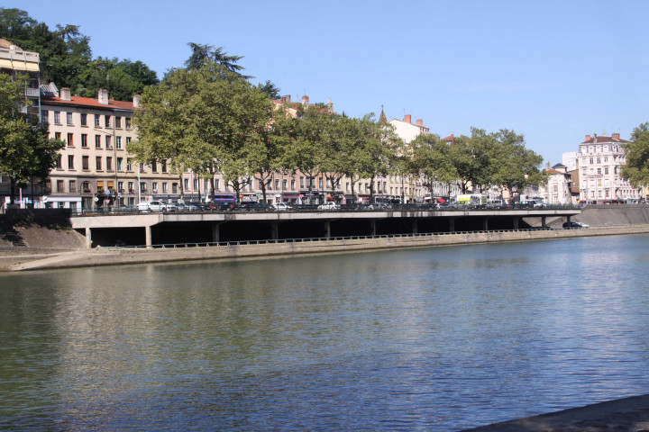 Vue sur le quai, le parking Arloing et l'église Saint-Pierre-de-Vaise.