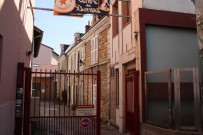 Cours Emile-Zola, vers la station de métro Charpennes.
