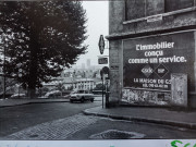Affiche publicitaire "l'immobilier conçu comme un service", rue Imbert-Colomès.