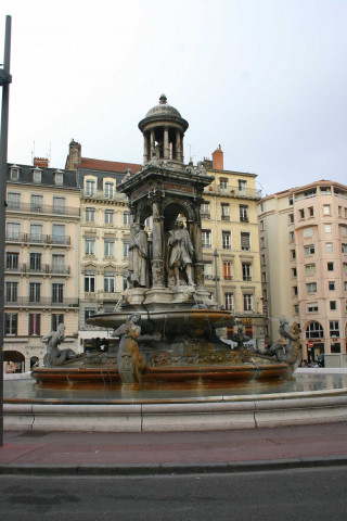 Place des Jacobins, fontaine de Gaspard André.