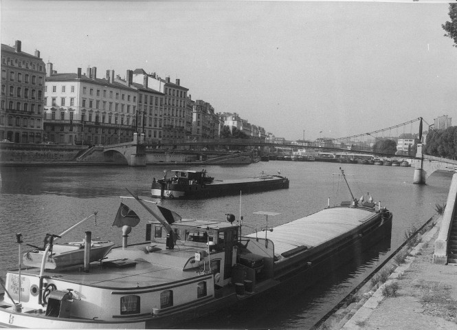 [Barrages de péniches sur la Saône].