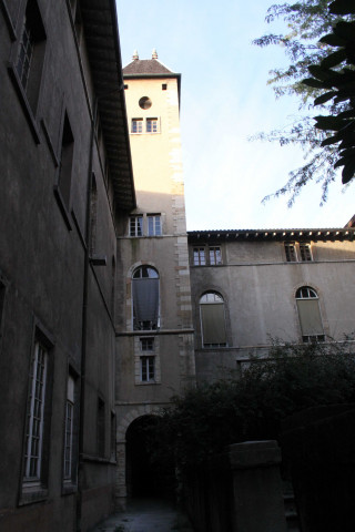 Cour Saint-Louis.