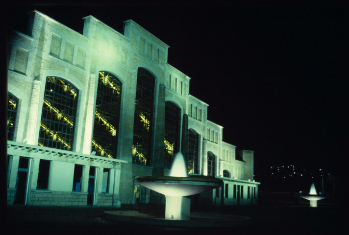 Halle Tony Garnier : vues intérieures et extérieures de nuit.