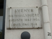 Angle de la rue des Frères-Lumière et de la rue Antoine-Lumière, plaque en mémoire de Auguste et Louis Lumière.