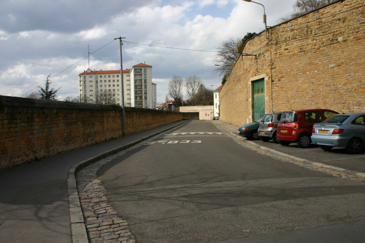 19 montée du Télégraphe, au niveau du groupe-scolaire Albert-Camus.